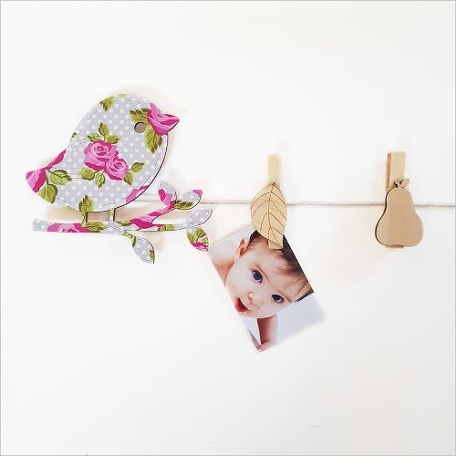 Charming bird-shaped pegs for hanging kids' artwork and photos, perfect for personalizing children's spaces.