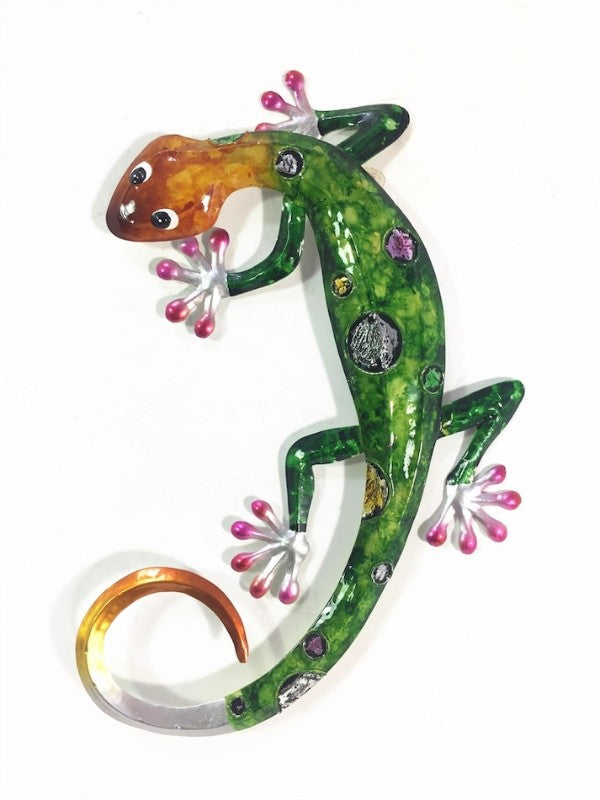 Vibrant green metal gecko wall hanging, featuring intricate details, ideal for nature-inspired home decor.