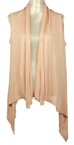 Stylish pink sleeveless cape, 90x125cm, made from soft 100% viscose, perfect for versatile layering in any season.