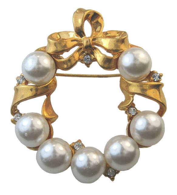 Elegant 3.8cm x 4.2cm pearl brooch surrounded by intricate metal design, perfect for any occasion.