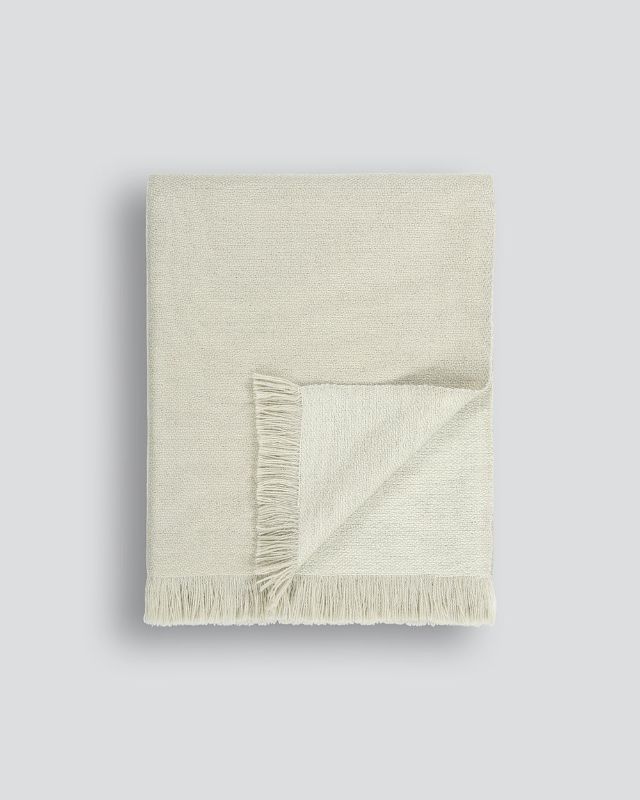 Luxurious olive throw blanket (125x150cm) made of wool and recycled polyester, perfect for cozying up your living space.