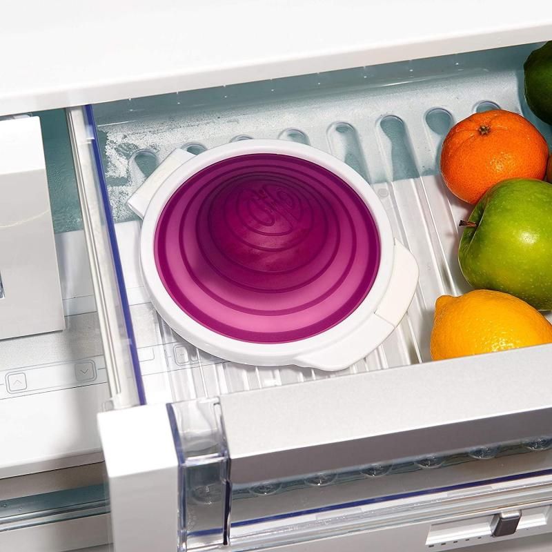 Silicone onion saver with hinged lid, keeps cut onions fresh, eco-friendly, and dishwasher safe for easy cleaning.