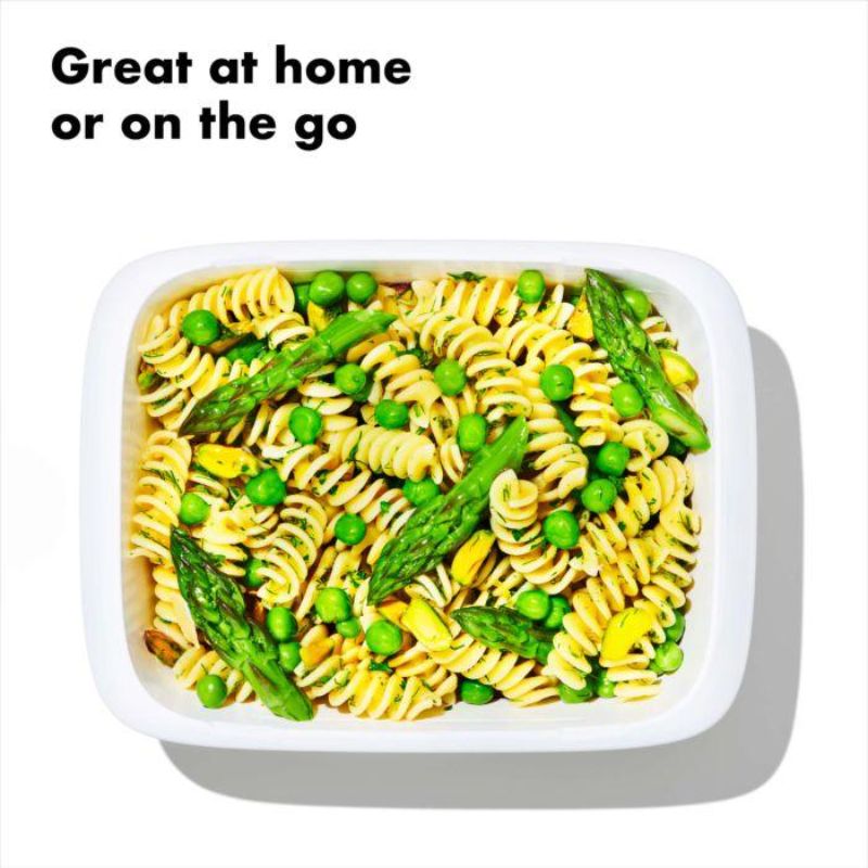 Clear, BPA-free 0.8L container with leakproof lid and stay-cool handles for safe meal prep and transport.