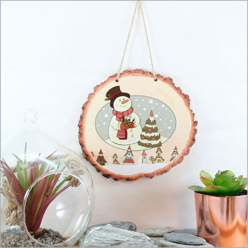 Charming wood slice wall art featuring whimsical snowmen, perfect for festive decor in any home.
