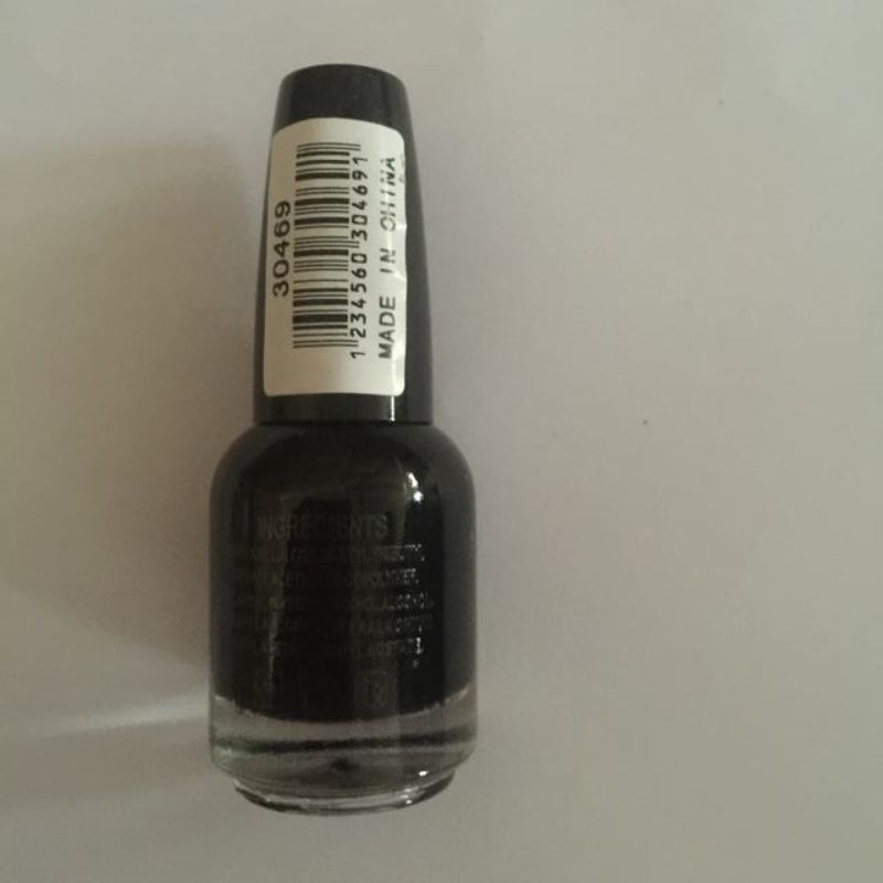 Vibrant Nail Polish set of 6 featuring chip-resistant formula for long-lasting color and easy application. Perfect for any occasion.