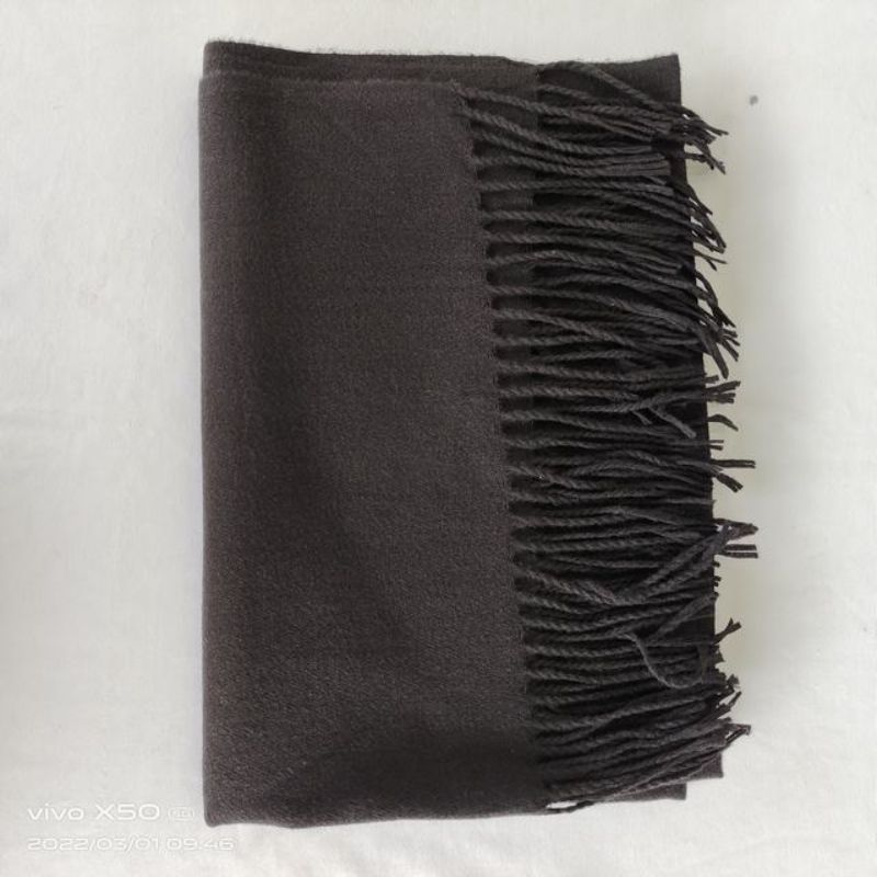 Set of 6 elegant black scarves, 70 x 180 cm, versatile for all seasons, perfect for layering and styling in any outfit.