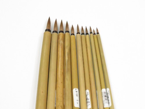 Artist Brush Sm100 #10 with fine bristles for fluid paints, ideal for detailed strokes and broad washes in watercolor and ink.