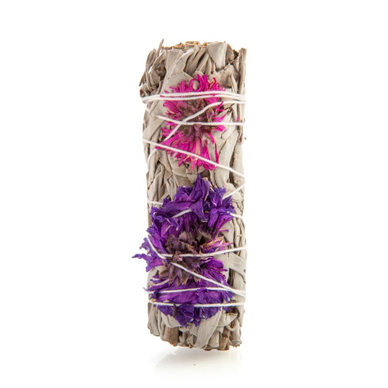 Wild Scents Blissful Sage & Herbs smudge stick, 11cm long, hand-bound with sage and cornflowers for cleansing and positivity.
