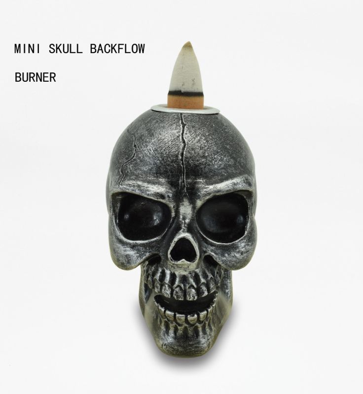 Mini skull backflow incense burner (7.50cm) creates a mystical ambiance with cascading smoke for relaxation and decor.