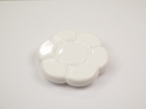 Ym-J 7-Hole double-sided plastic palette with 14 wells for seamless paint mixing and easy cleanup, perfect for artists.