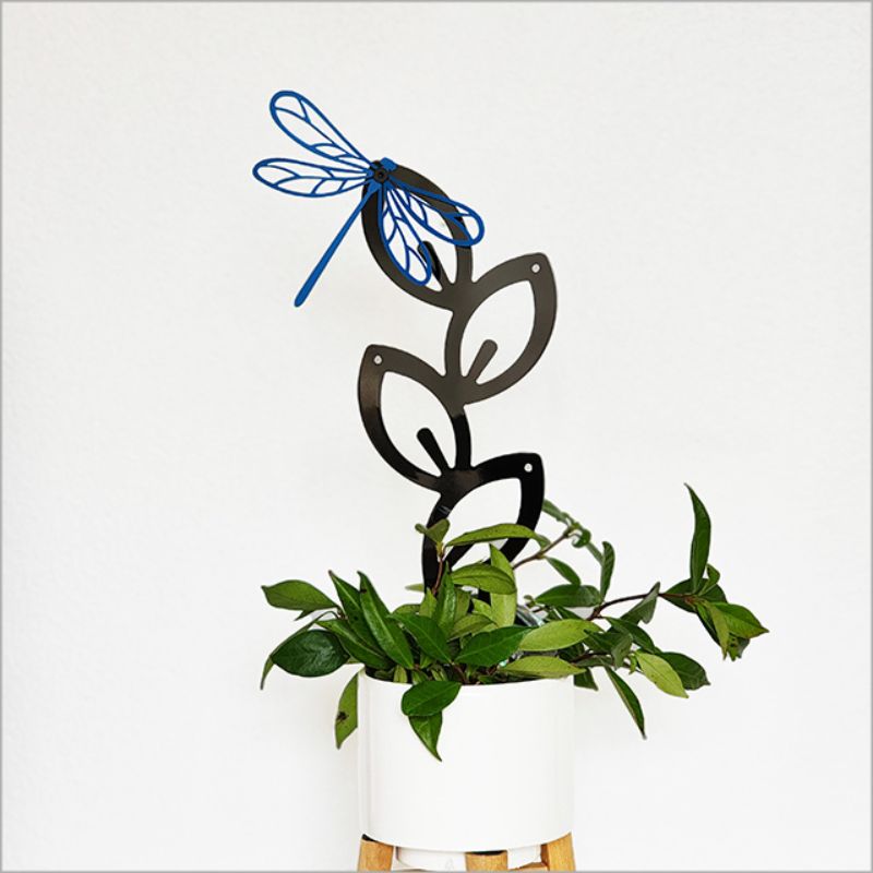 Stylish 30cm freestanding plant trellis with leaf patterns and a 3D dragonfly accent, perfect for vining plants indoors or outdoors.