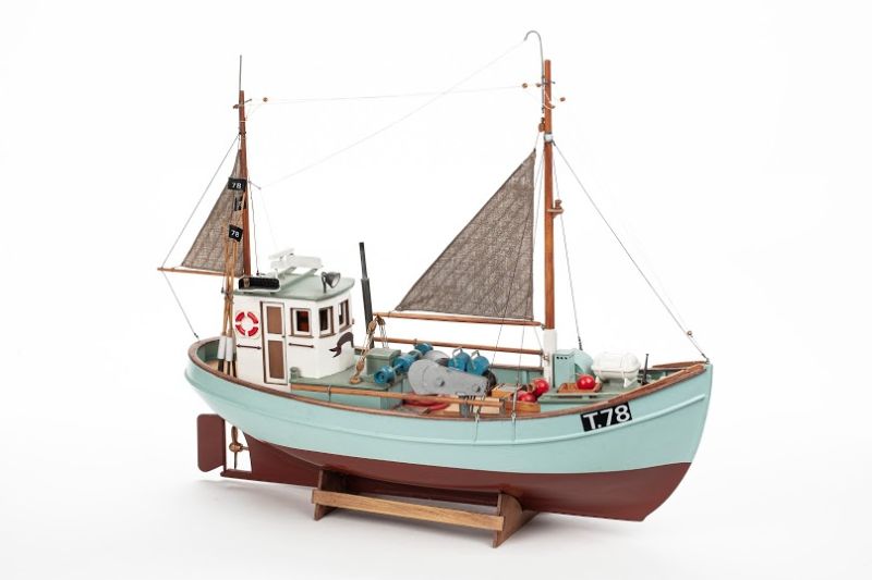 Wooden model kit of the 1/30 Havmagen fishing boat for beginners, featuring six colors and customizable decals.
