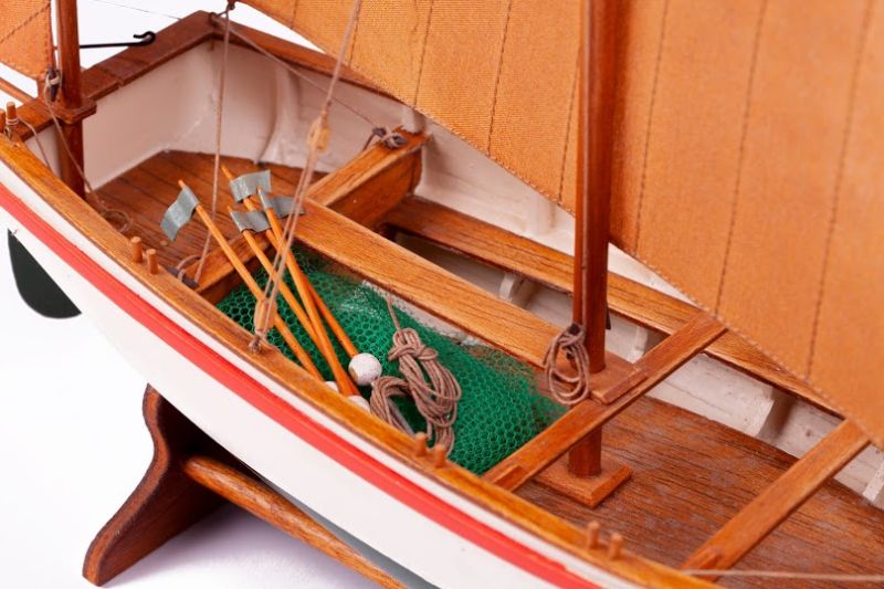 Detailed wooden ship kit of the 1850 Le Bayard, perfect for model enthusiasts and historical craftsmanship.