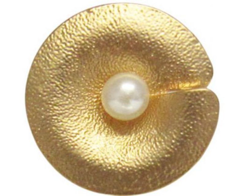Elegant pearl set in rose gold, perfect for day-to-night style and versatile fashion statements.