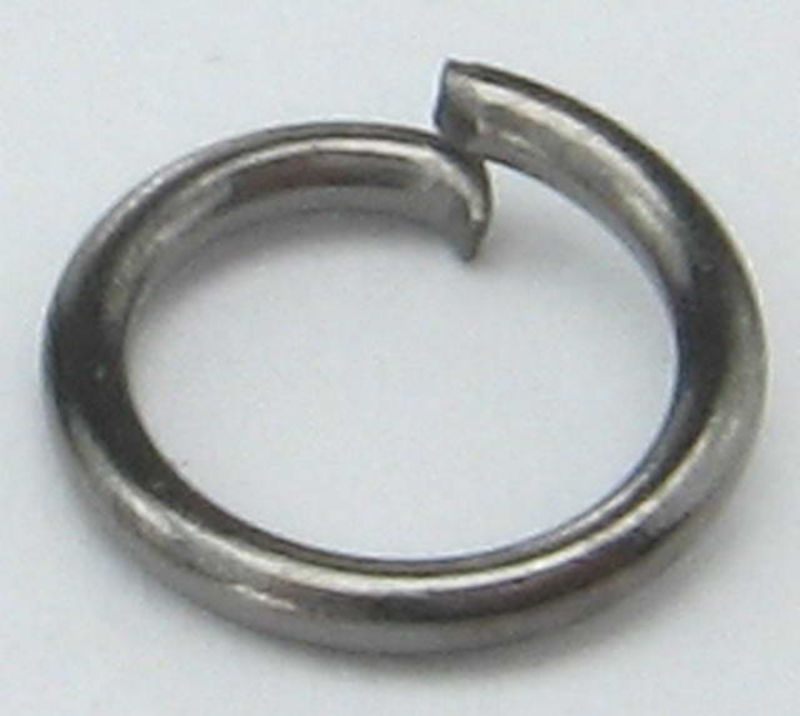 Pack of 1000 gunmetal 5mm jump rings for jewelry making, ideal for necklaces and bracelets, perfect for crafters.