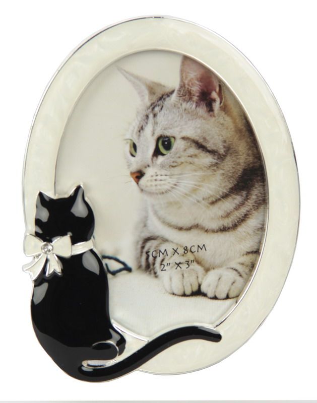 Oval black cat photo frames for 2x3" photos, perfect for displaying cherished memories and adding whimsical decor.