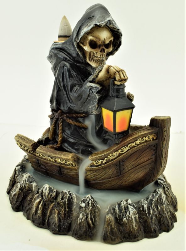 Backflow incense burner in the shape of a reaper, 16.6 cm tall, creates enchanting smoke cascades for relaxation and ambiance.