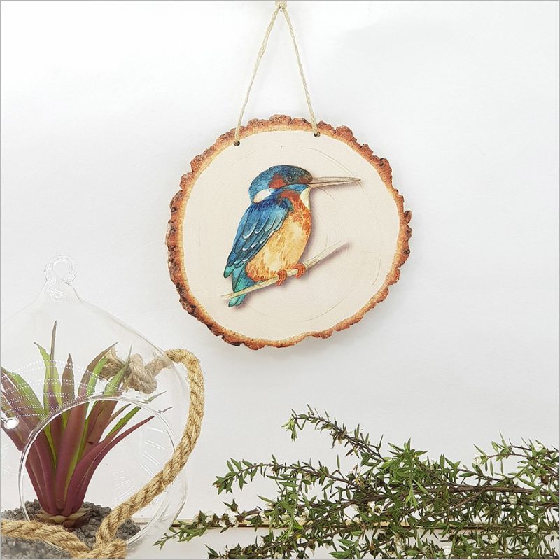 Wood slice wall art featuring a colorful King Fisher, 15.5cm in diameter, ready to hang for nature-inspired decor.
