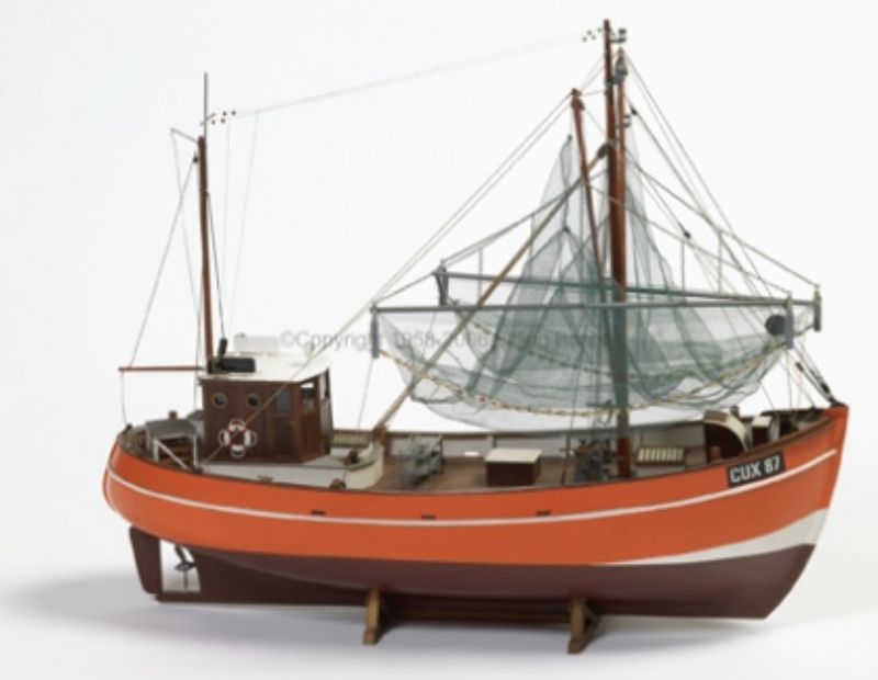 Detailed 1/33 scale wooden model kit of the CUX 87 Krabbenkutter, showcasing a German trawler's design and features.