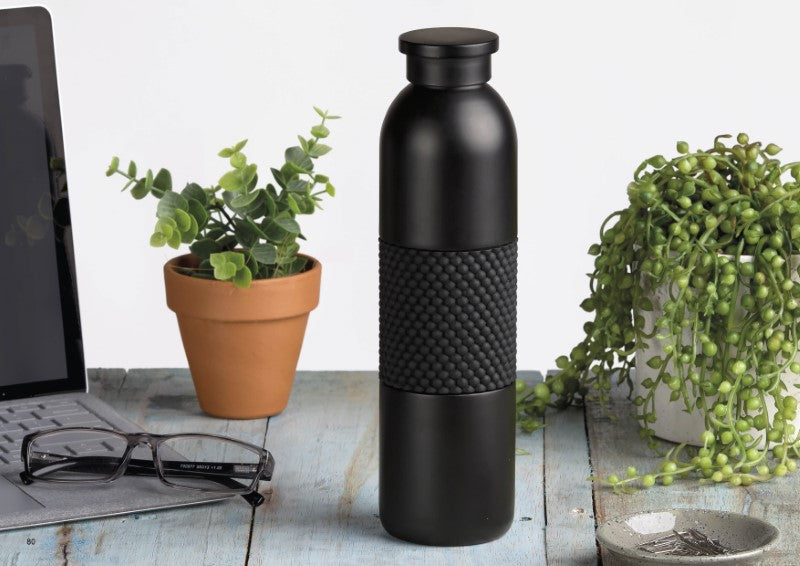 Stylish insulated flask in black with twist-on lid, grip band, and double-walled stainless steel for optimal temperature retention.