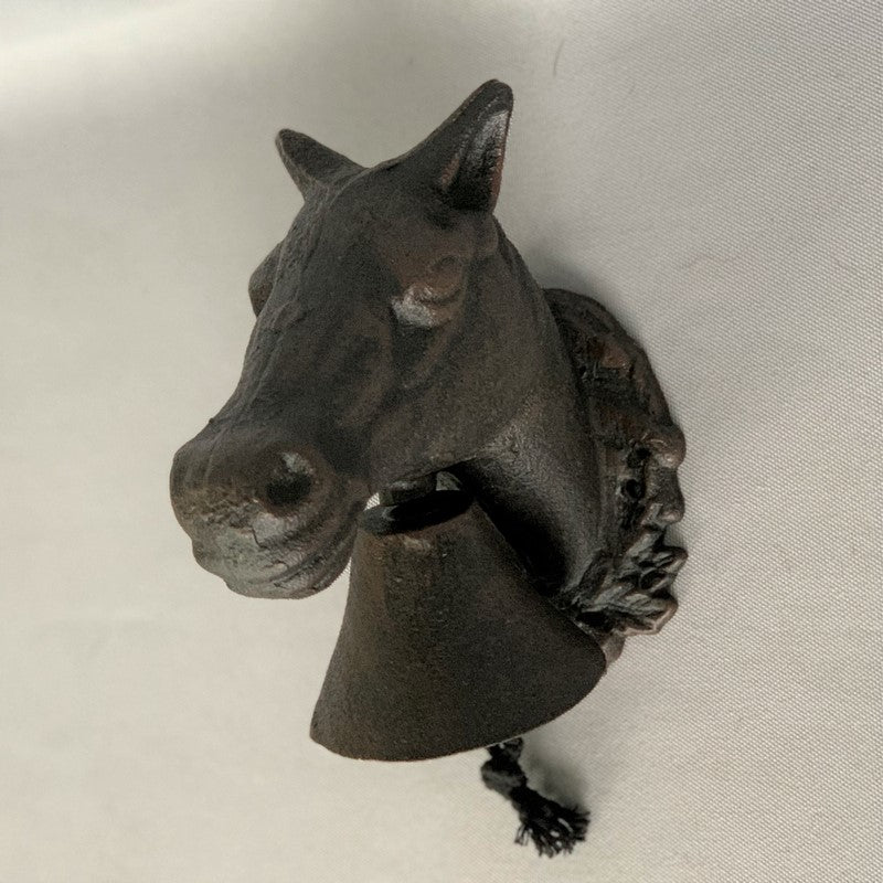 Rustic doorbell featuring an elegant horse design, perfect for country homes and equestrian enthusiasts, measuring 8 x 16 cm.