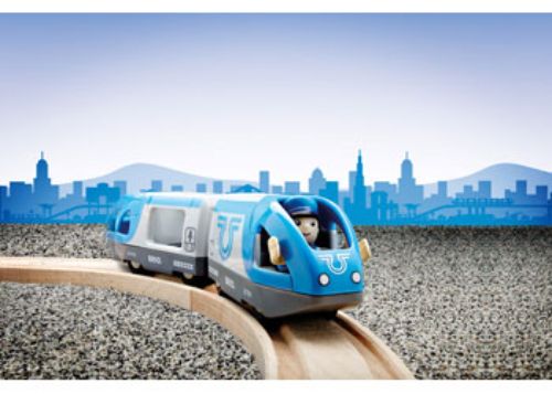 BRIO BO Travel Battery Train set with 3 pieces, colorful engine, and driver, designed for imaginative play on BRIO tracks.