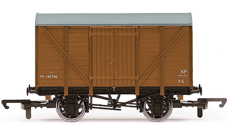 Hornby BR Vent Van - Era 4: a detailed model wagon designed for safe transport and optimal air circulation.