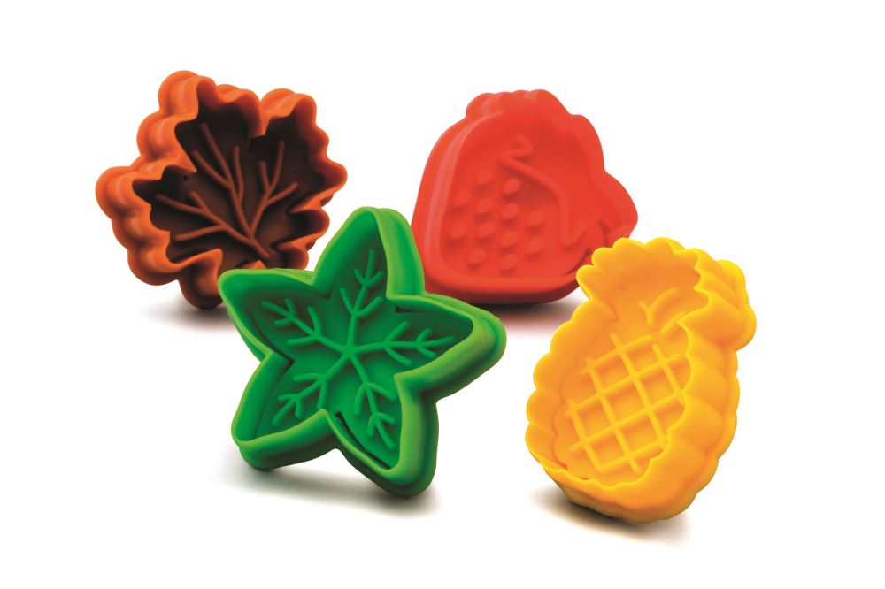 "Set of 4 Kilo pastry cutters in leaf, pineapple, and strawberry shapes, ideal for creative baking and decorating."