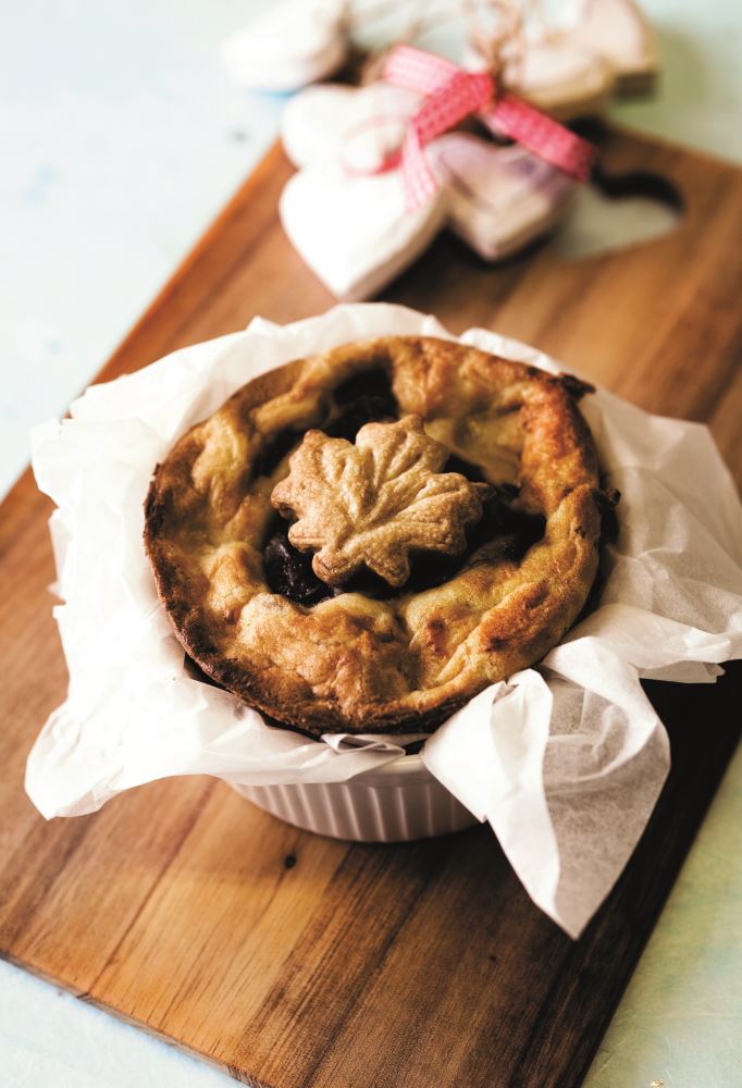 Set of Kilo pastry cutters in leaf, pineapple, and strawberry shapes for creative baking; includes 4 durable, spring-loaded designs.