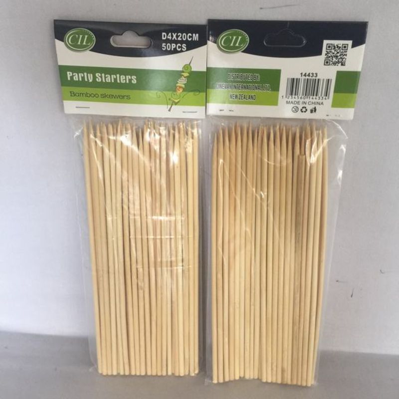Premium 4.0 x 20cm BBQ sticks, 600 eco-friendly wooden skewers for grilling meats, veggies, and fruits at outdoor gatherings.