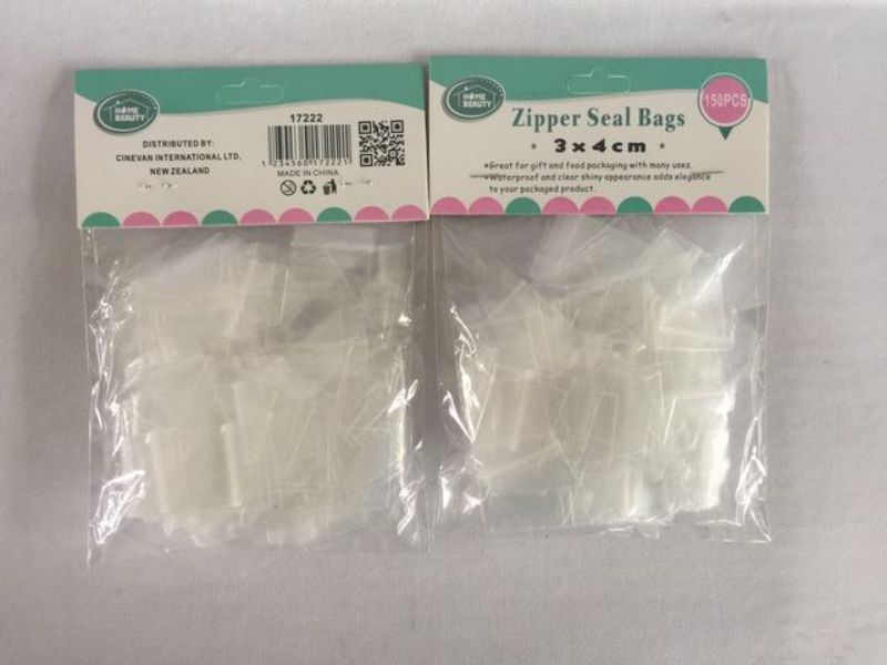 Clear zipper seal bags (3x4cm, 1800pcs) for organizing small items, providing moisture protection and easy visibility.
