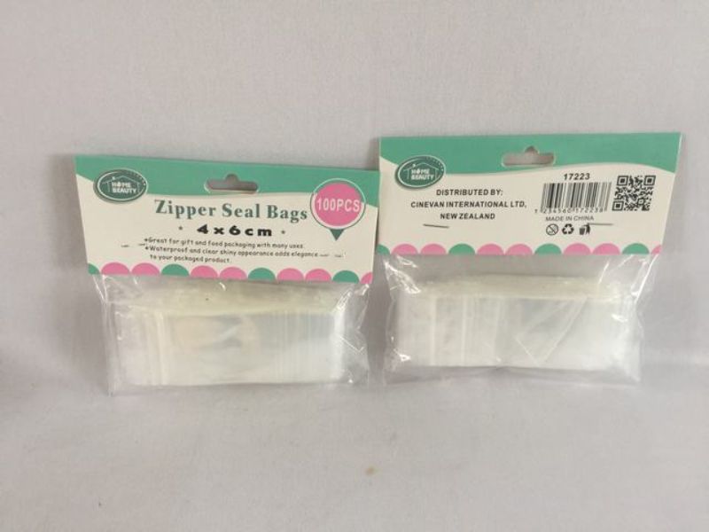 High-quality 4 x 6cm zipper seal bags, 1200 pieces, ideal for storage, organization, and freshness. Durable and versatile.