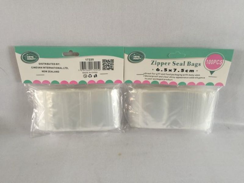 Clear zipper seal bags measuring 6.5 x 7.5cm, perfect for organizing and storing food, crafts, and small accessories.
