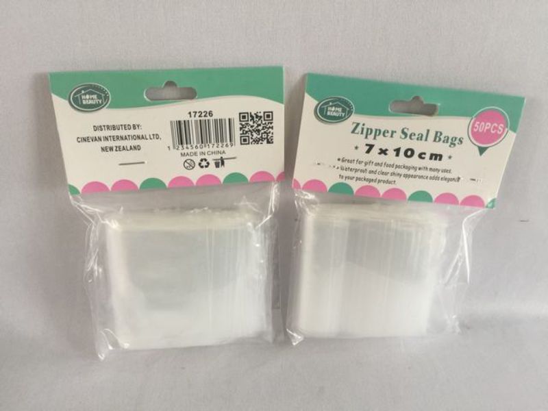 Clear zipper seal bags measuring 7x10cm, perfect for organizing and storing food, crafts, and small items. 600 pieces total.