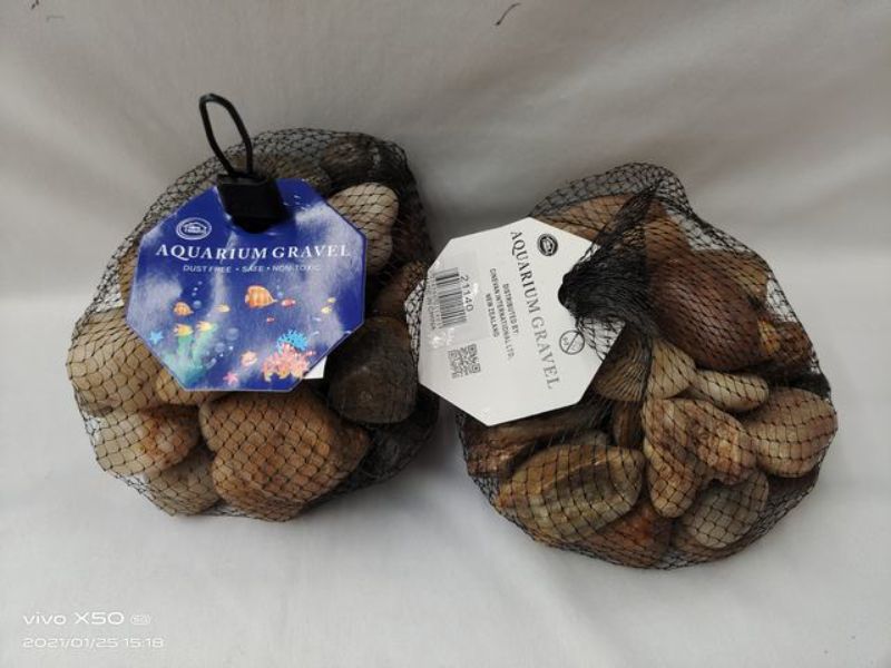 Assorted natural stones for aquariums, enhancing aesthetics and providing hiding spots for fish in vibrant habitats.