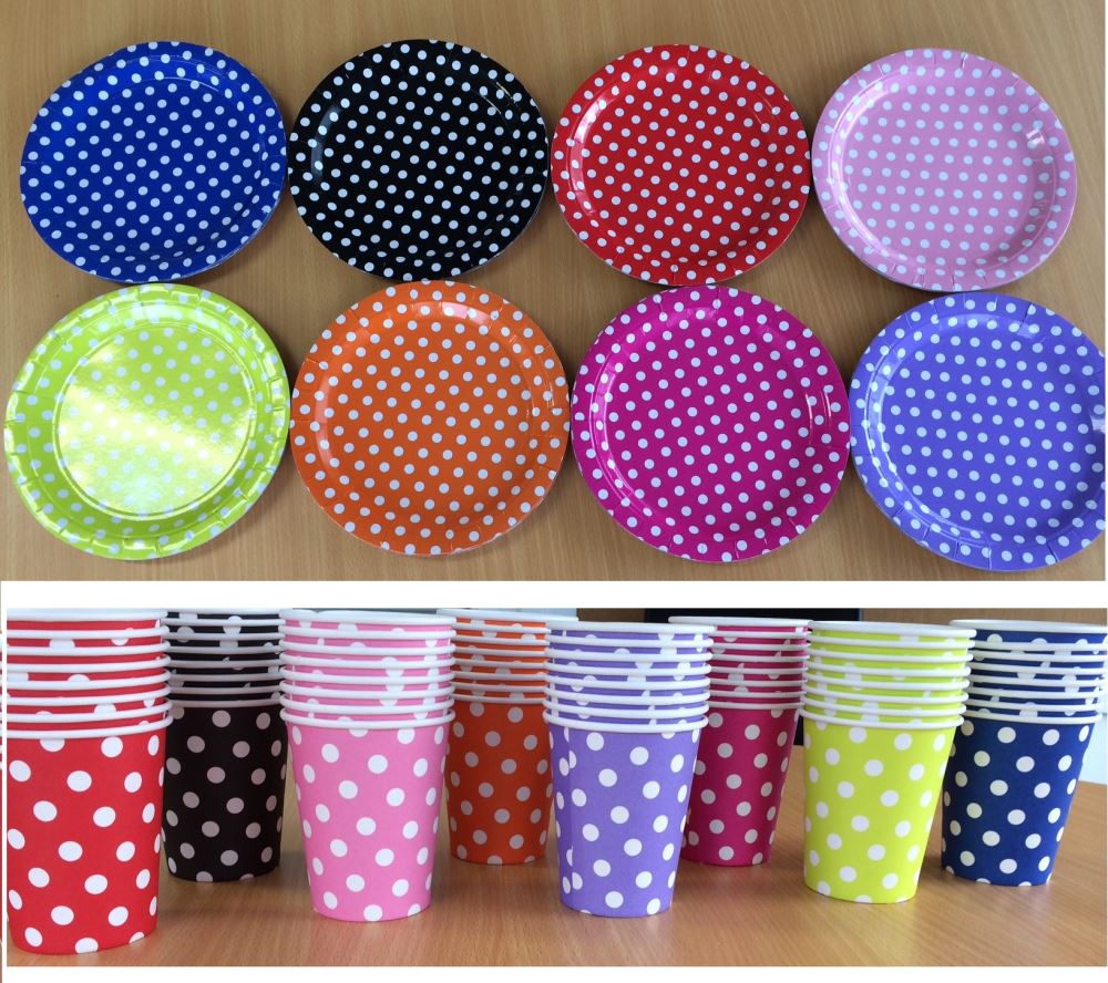 Vibrant hot pink paper cups with playful polka dots, perfect for serving drinks at parties and picnics. Packet of 8.