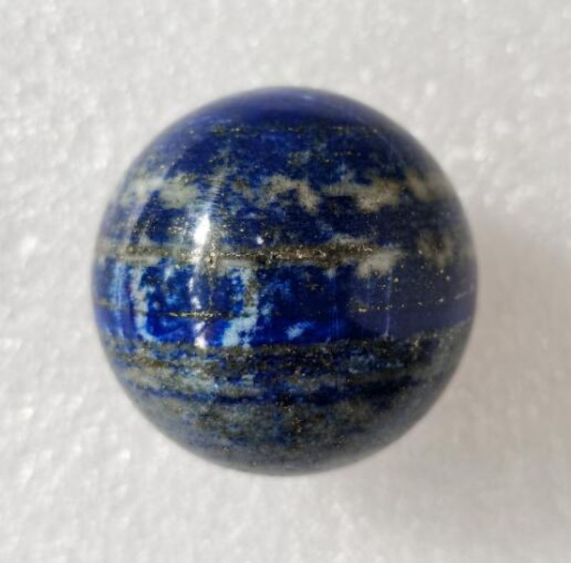 Lapis lazuli sphere (4cm) with deep blue hues and gold flecks, ideal for meditation and home decor. Unique and calming.