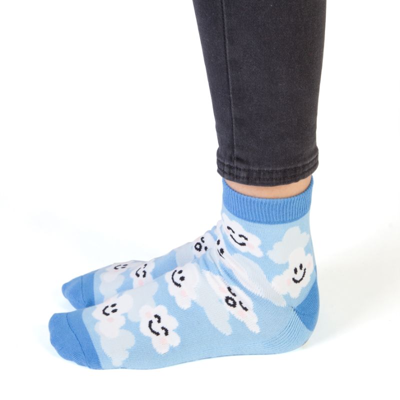 Cozy Speak Socks - Cloud Feet featuring cheerful clouds and 'KEEP DREAMIN'' message for comfort and style. One size, 20cm.