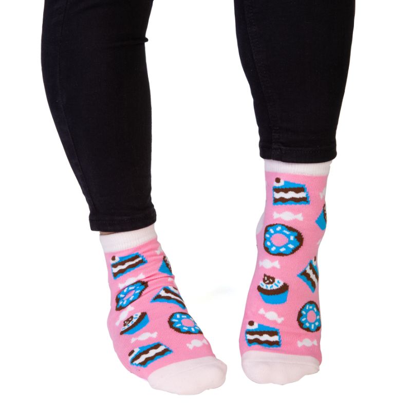 Cozy 20cm socks featuring cupcakes and 'TEA TIME', perfect for tea lovers and whimsical fashion enthusiasts.