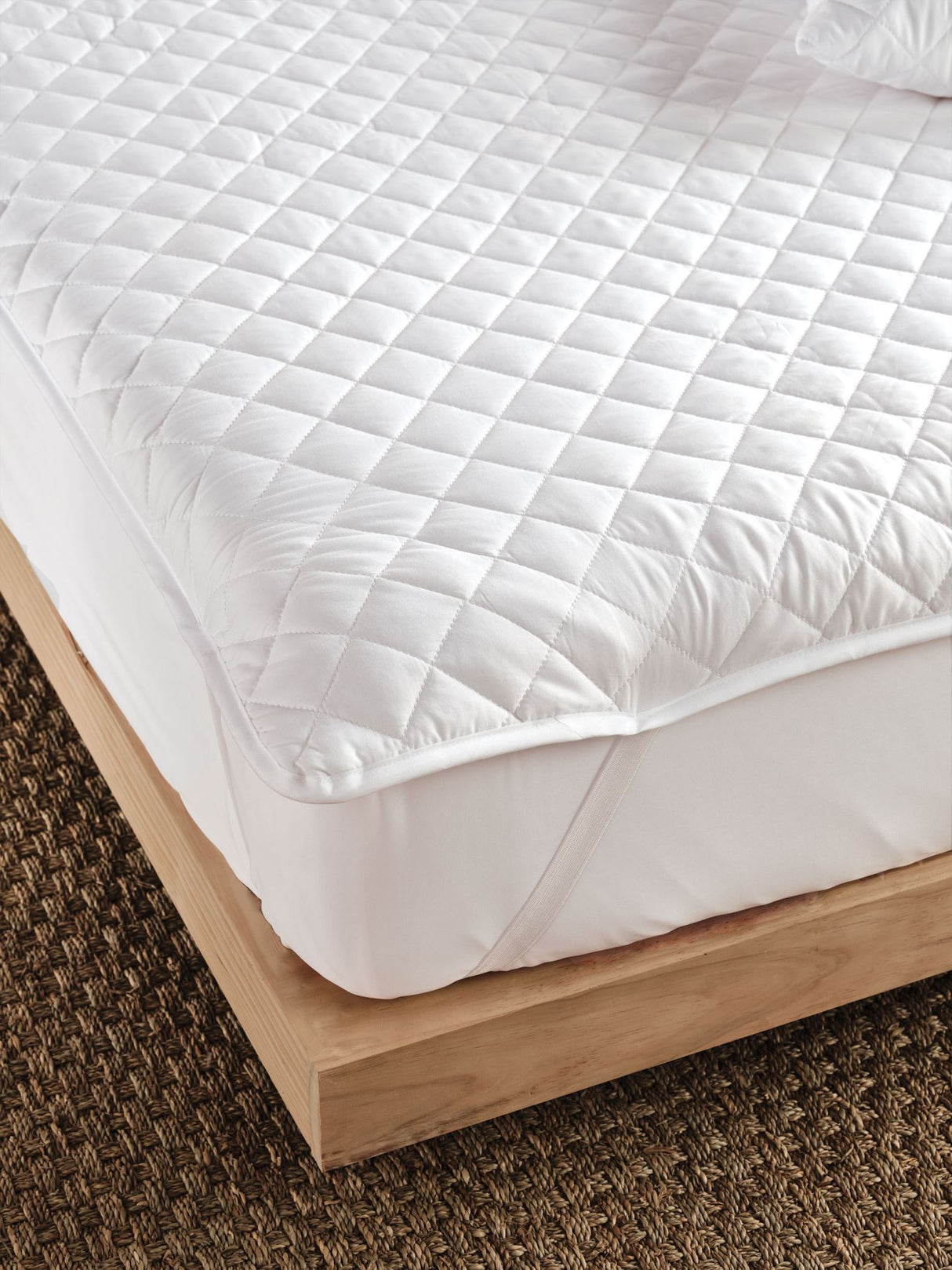 Comfy Mattress Protector by Savona for King bed, featuring soft polyester fill for comfort and protection against spills and allergens.