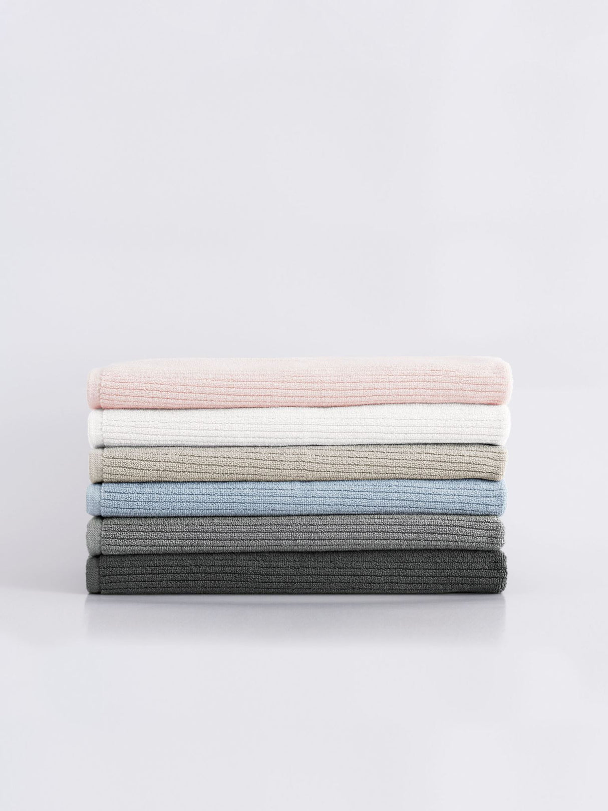 Soft grey bath mat by Savona, crafted from 900 GSM combed cotton for luxury and quick-drying absorbency, measuring 60x80 cm.