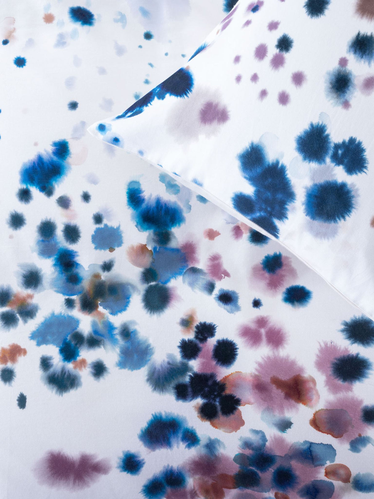 Super King Duvet Cover Set featuring watercolor droplets on white, made of soft cotton sateen for ultimate comfort.