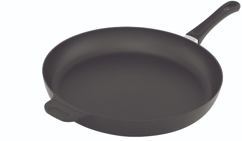 36cm SCANPAN Classic Fry Pan featuring a PFOA-free non-stick surface, recycled aluminum, and oven-safe up to 260°C.