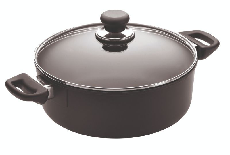 SCANPAN Classic Low Dutch Oven (26cm/4L) in recycled aluminum with non-stick surface and tempered glass lid, perfect for versatile cooking.