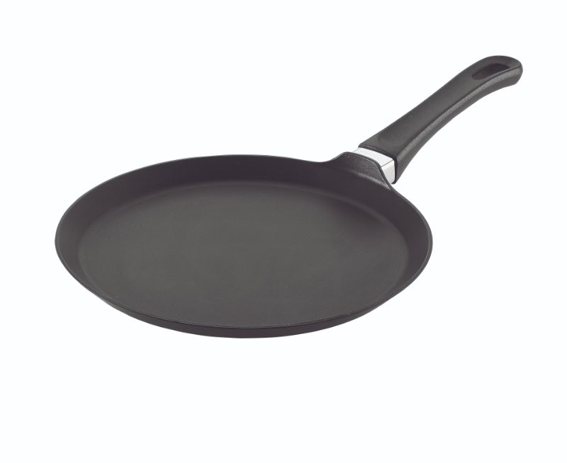 Scanpan Classic 25cm Crepe Pan with non-stick coating, ideal for crepes and pancakes, made from recycled aluminum.