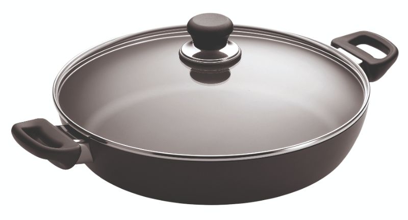 Scanpan Classic 32cm chef pan with lid, PFOA-free non-stick surface, crafted from recycled aluminum, oven-safe to 260°C.