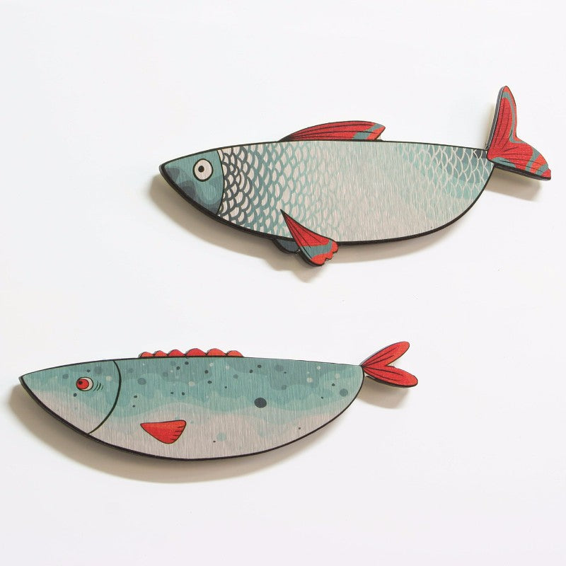 Set of 5 fish wall art pieces printed on brushed silver, perfect for coastal-themed decor indoors or outdoors.