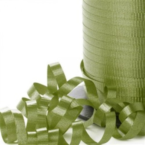 Moss green curling ribbon, 450m long and 5mm wide, perfect for elegant gift wrapping and craft projects.