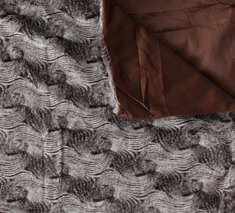 Luxurious chocolate throw blanket, 150 x 180 cm, soft polyester mink, perfect for cozying up in style.