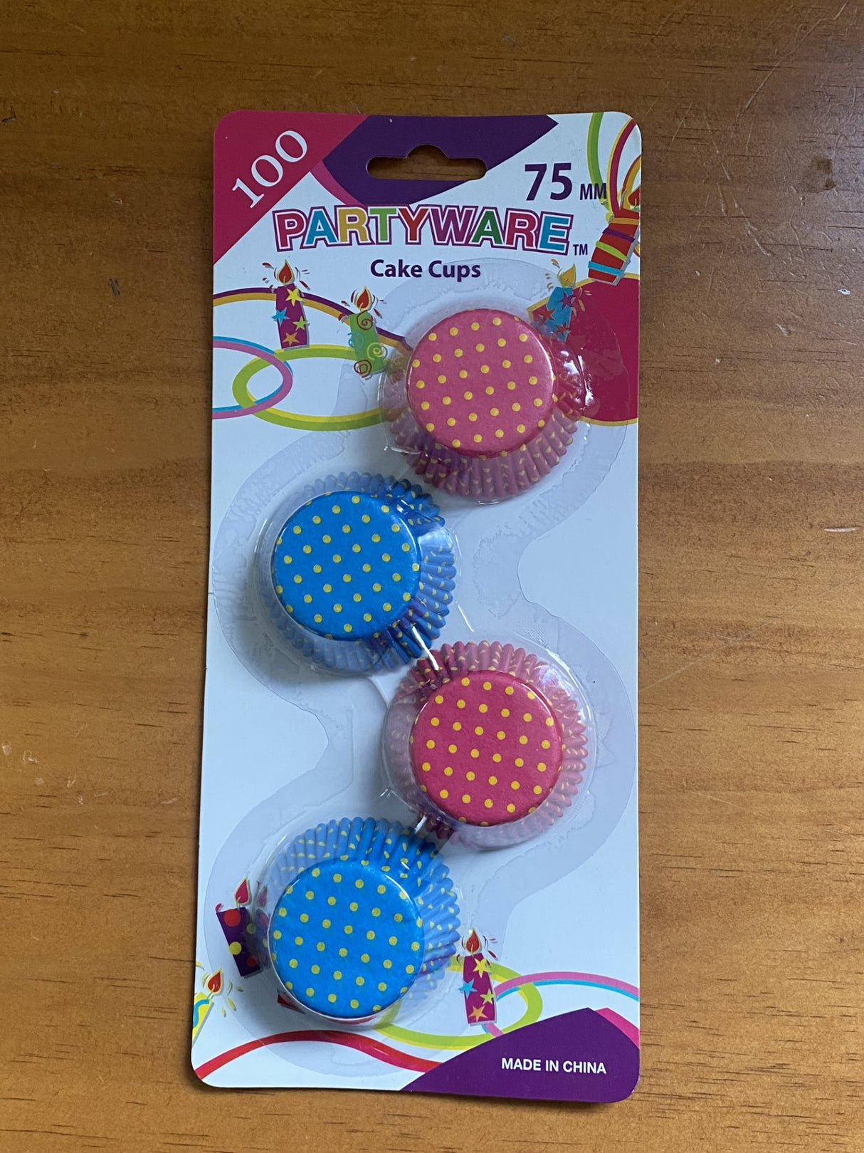 Cupcake case set in pink and blue, 75mm, 100pcs; perfect for stylish baking and easy cleanup. Ideal for all occasions.
